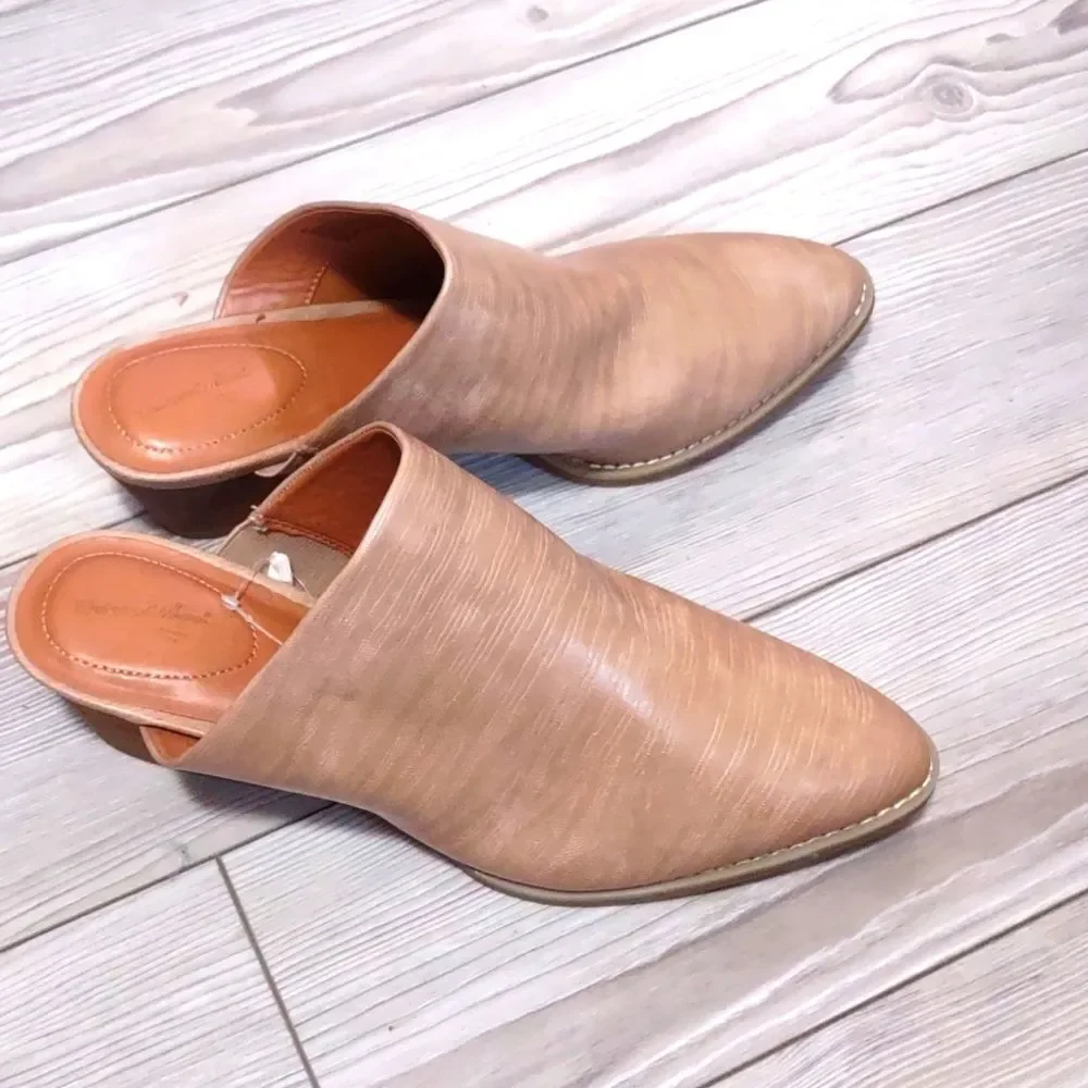 (10-0041)  Universal Thread Tan Tara Slip on Sandals Sz 6
